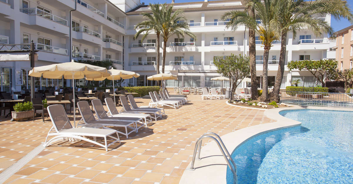 Een foto van het zwembad bij Grupotel Alcudia Suite