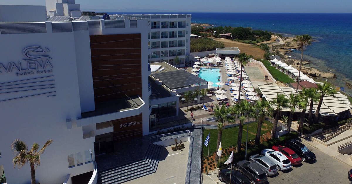 Een foto van de buitenkant van Evalena Beach Hotel