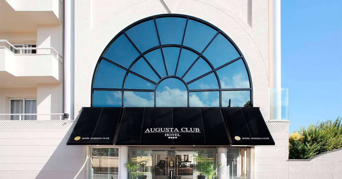Een foto van de buitenkant van Hotel Augusta Club