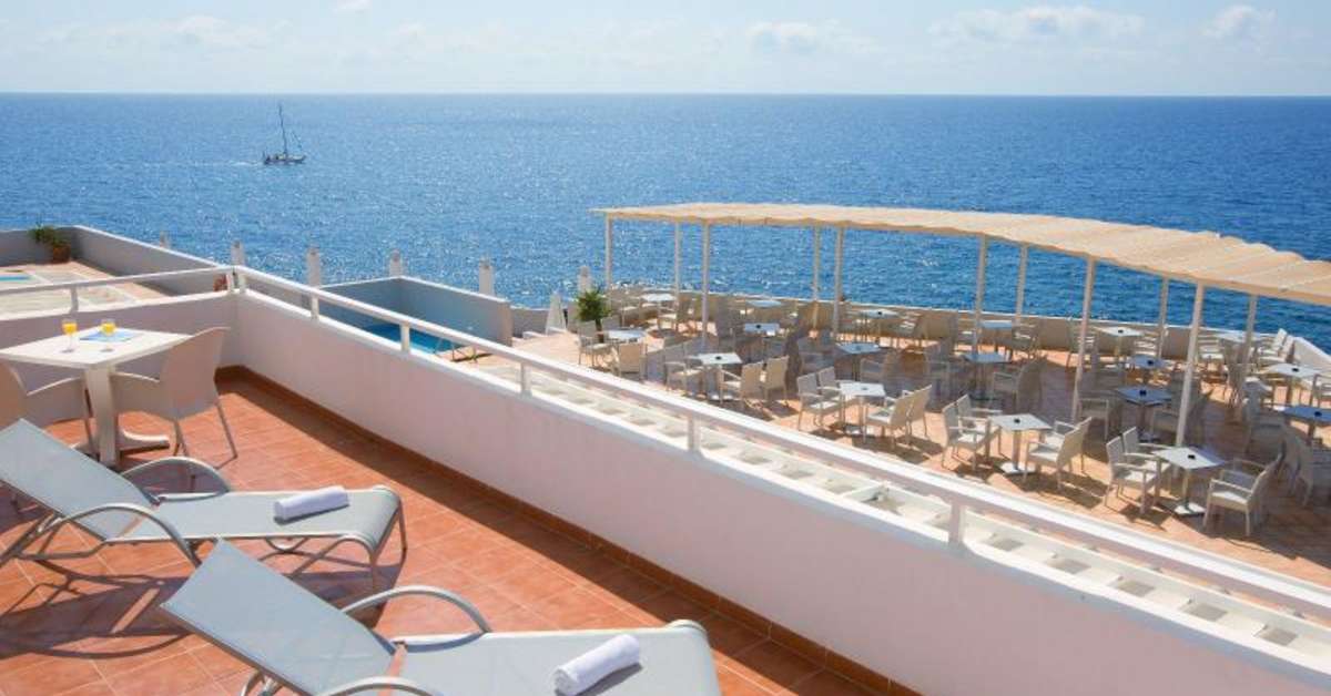Een foto van het terras bij JS Cape Colom