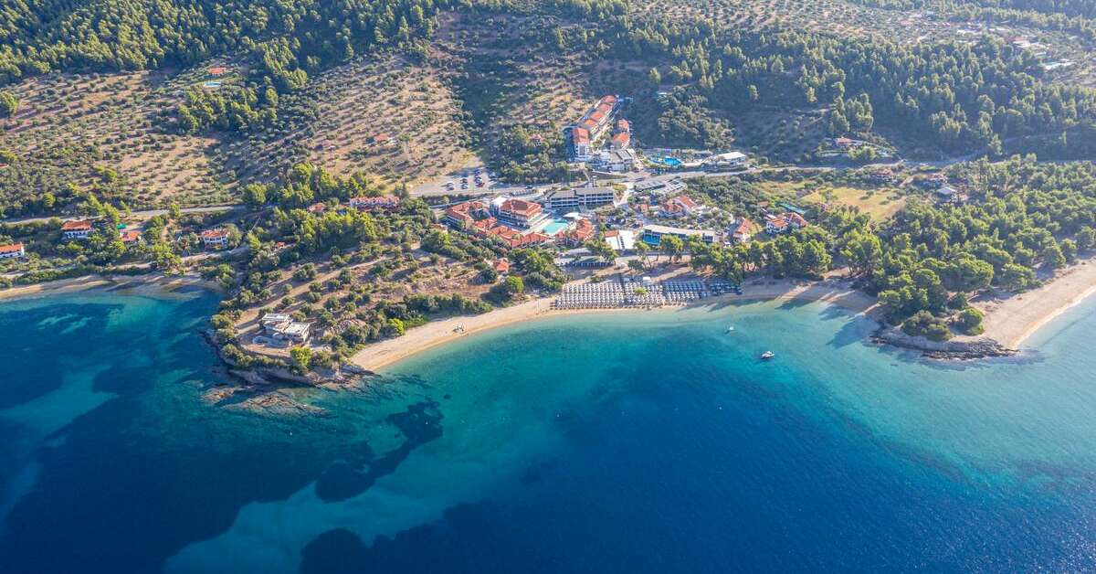 Een foto van de buitenkant van Lagomandra Beach Hotel & Suites