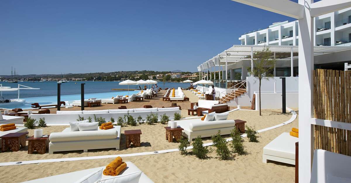 Een foto van het strand bij Nikki Beach Resort & Spa Porto Heli