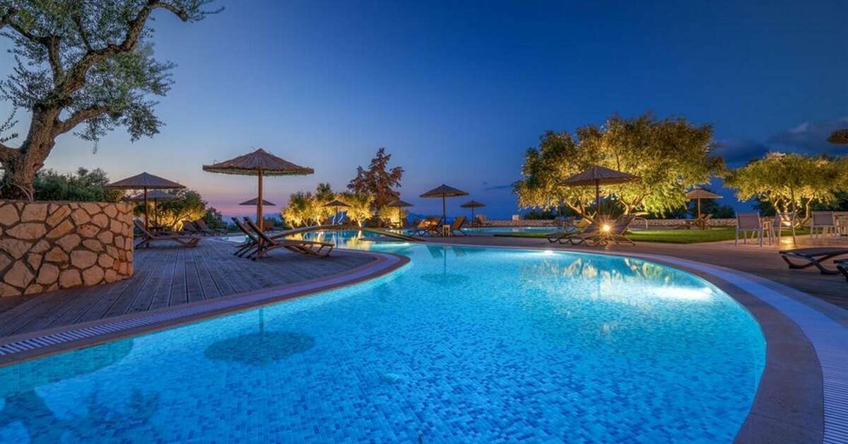 Een foto van het zwembad bij Elegance Luxury Executive Suites
