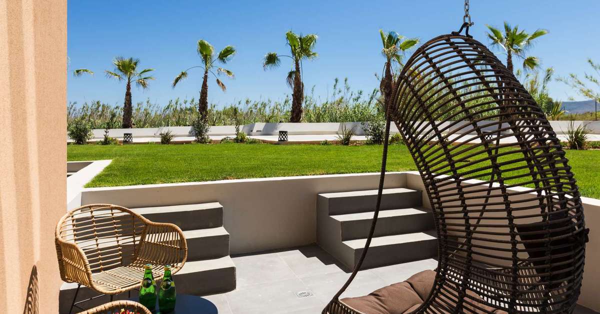 Een foto van het terras bij Kimpton La Mer Resort & Spa