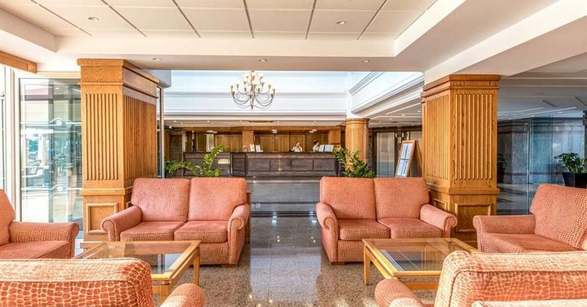 Een foto van het interieur van Nissiana Hotel