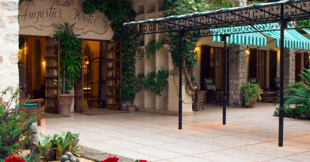 Een foto van de buitenkant van Augustus Hotel & Resort