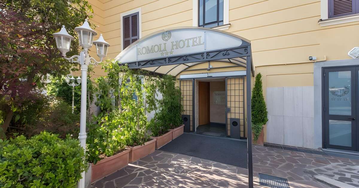 Een foto van de buitenkant van Romoli Hotel