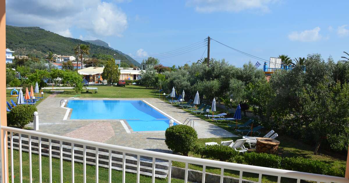 Ein Foto vom Pool im Aggelos Family Hotel