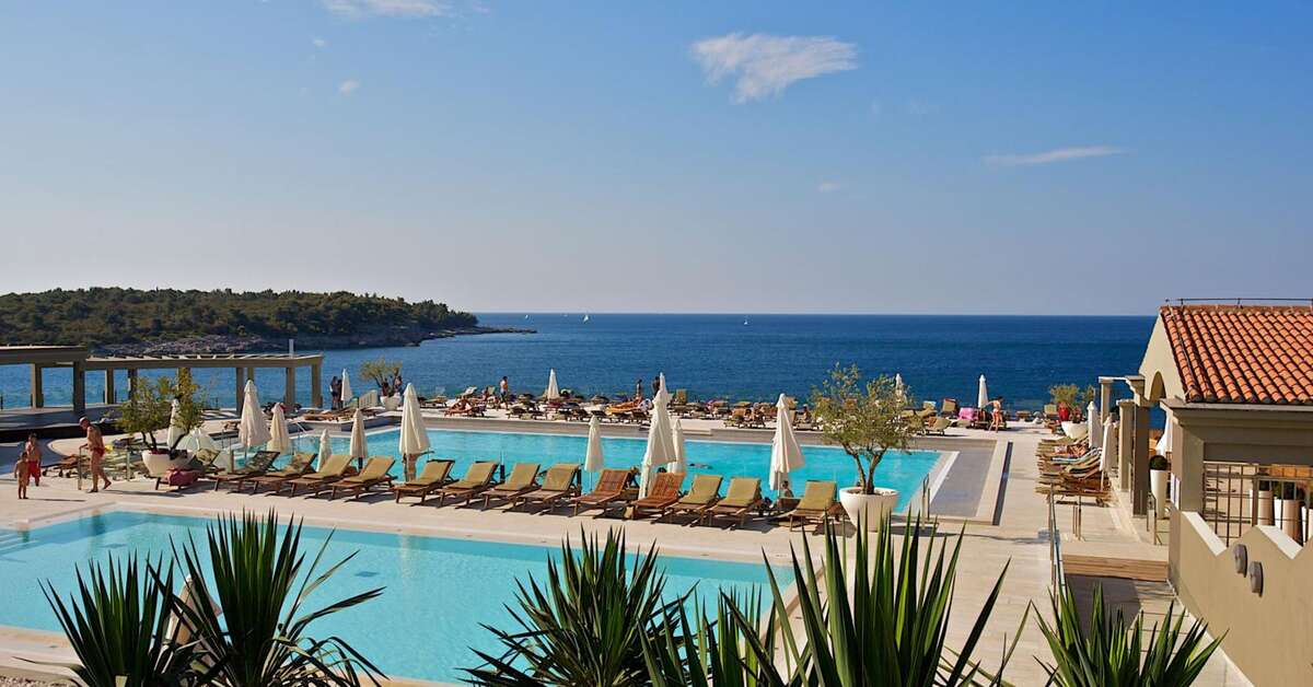 Een foto van het zwembad bij Verudela Beach & Villa Resort