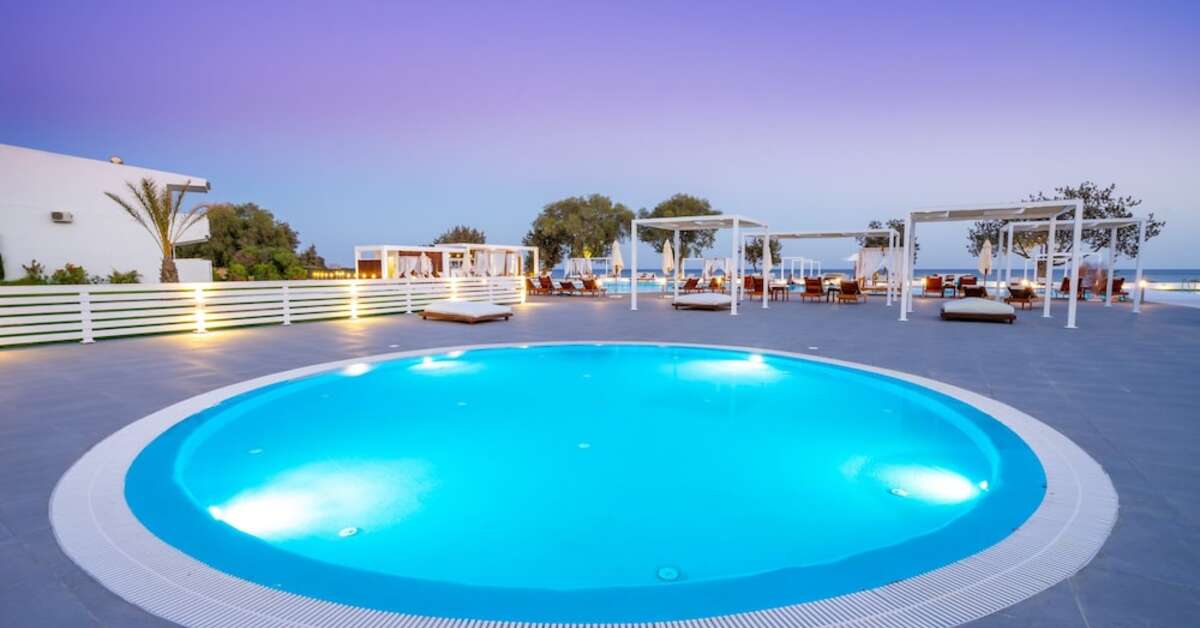 Een foto van het zwembad bij Kamari Plus Hotel