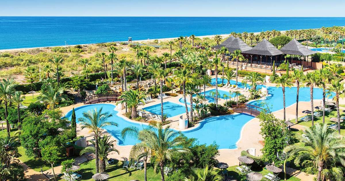 Een foto van het zwembad bij Puerto Antilla Grand Hotel