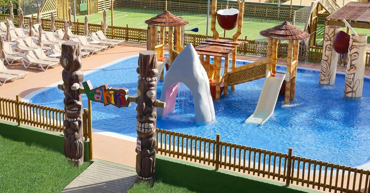 Een foto van het zwembad bij Servatur Waikiki