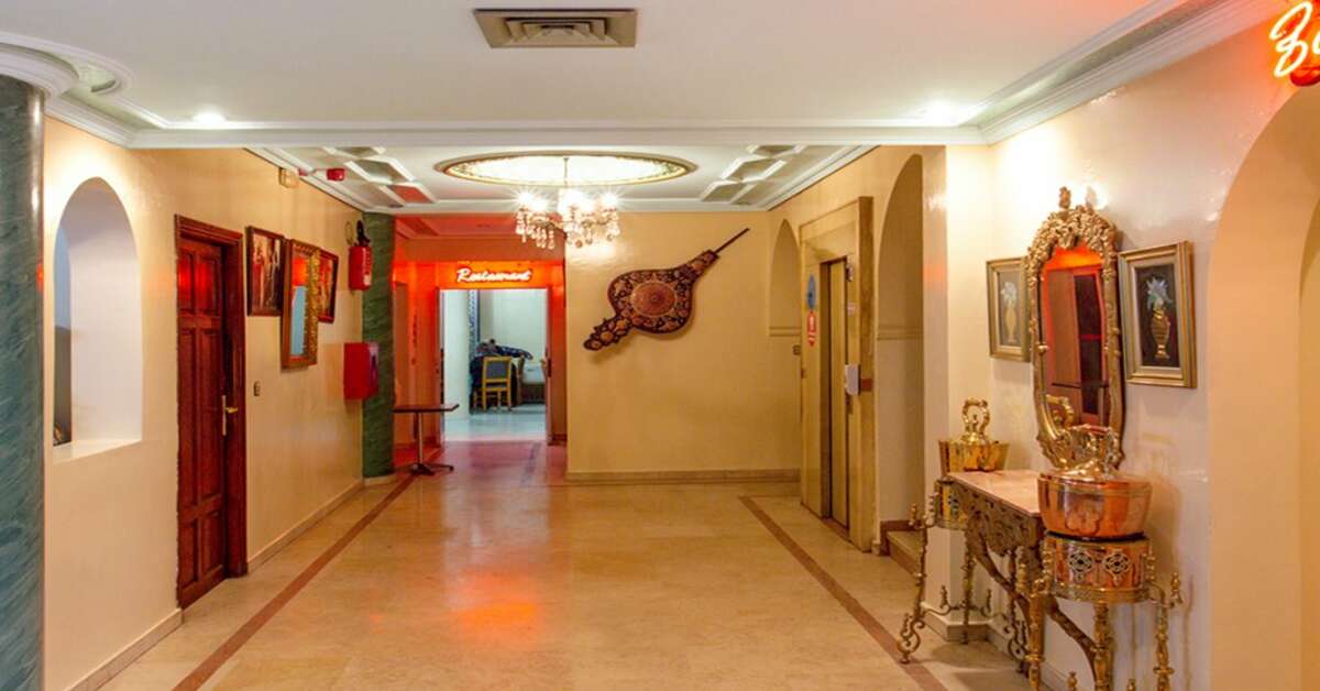 Een foto van het interieur van Hotel Akabar