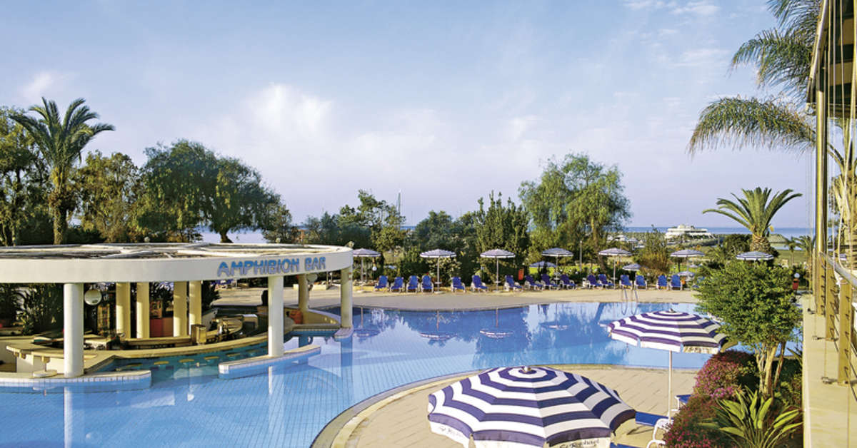Een foto van het zwembad bij St. Raphael Resort