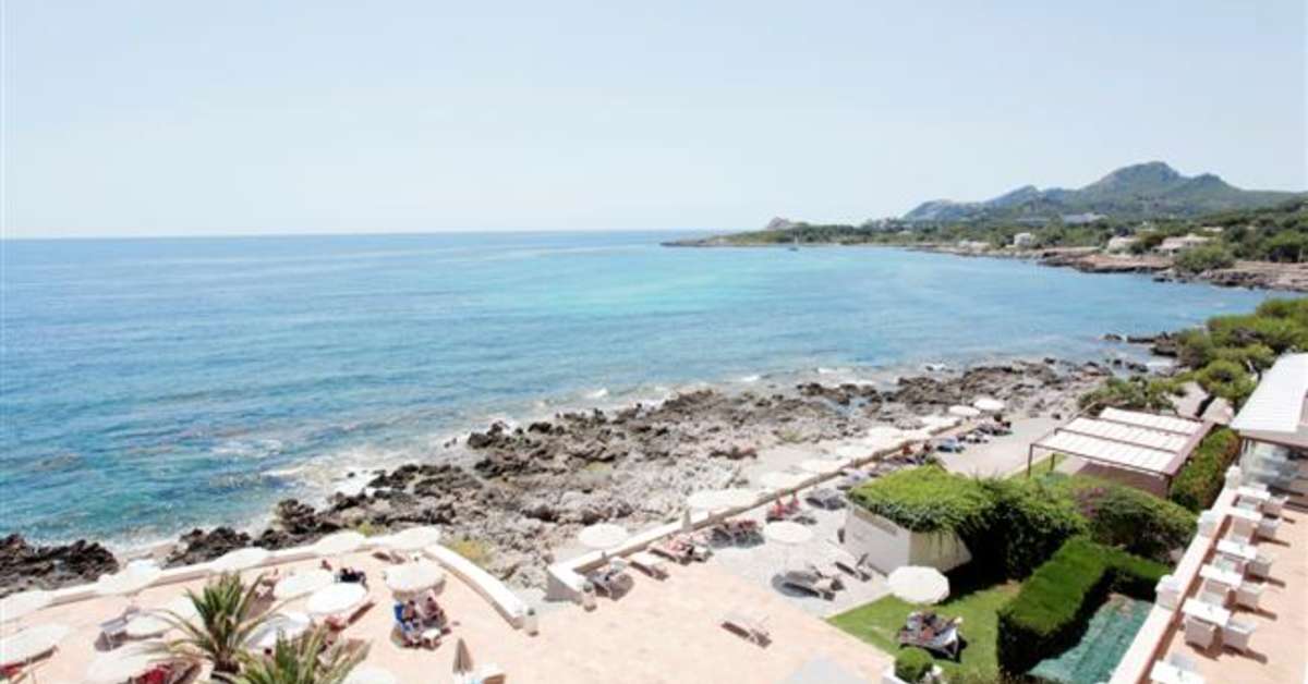 Een foto van het terras bij Grupotel Aguait Resort & Spa