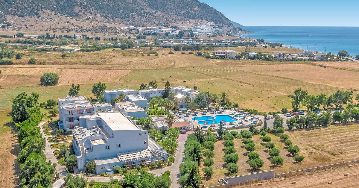 Een foto van het zwembad bij Evripides Village Beach Hotel
