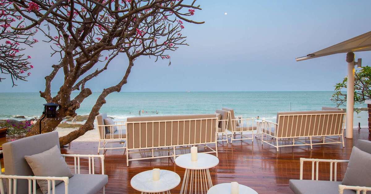 Een foto van het terras bij Hilton Hua Hin Resort & Spa