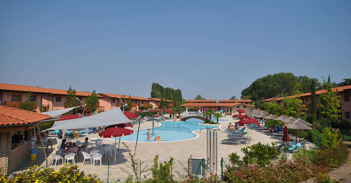 Een foto van het zwembad bij Green Village Resort