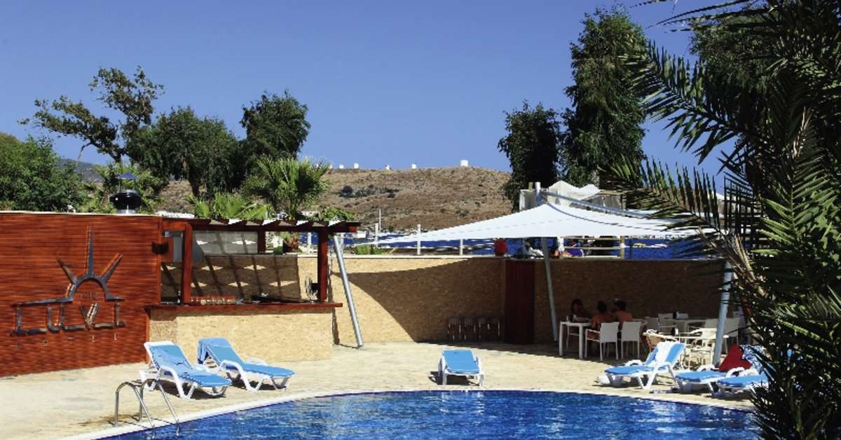 Een foto van het zwembad bij Costa Luvi Hotel