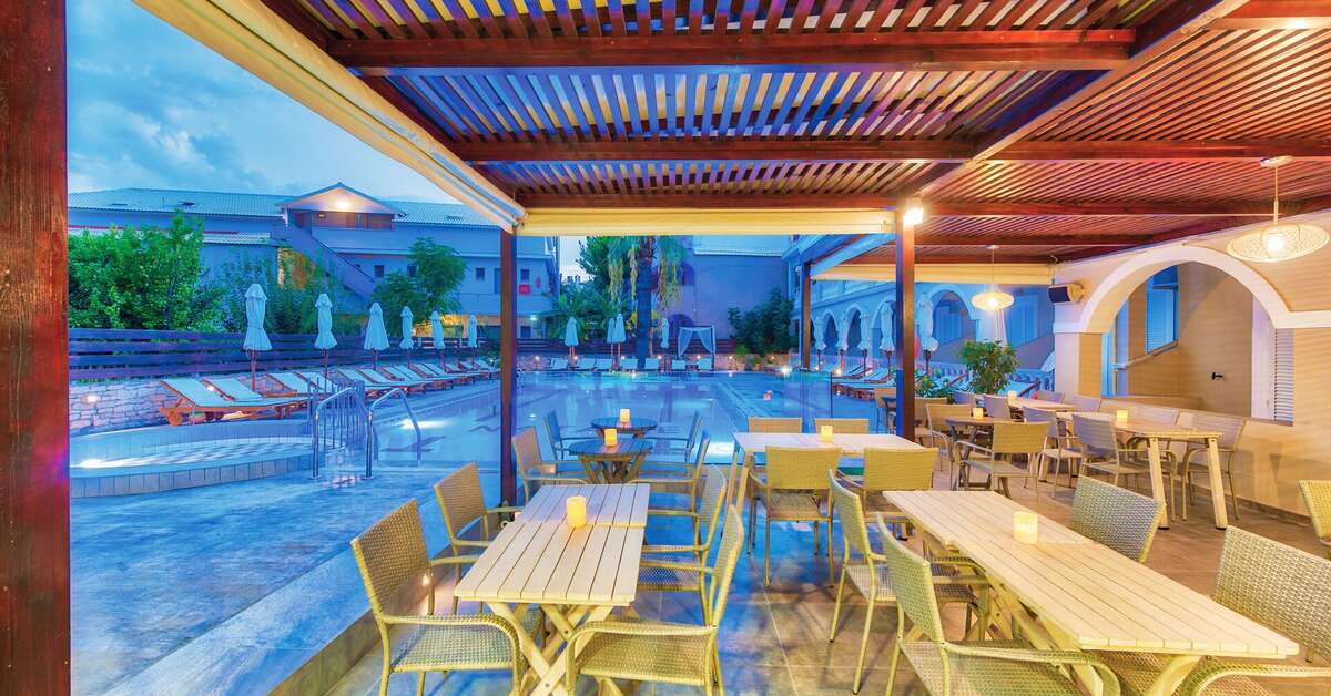 Een foto van het terras bij Natalie Hotel