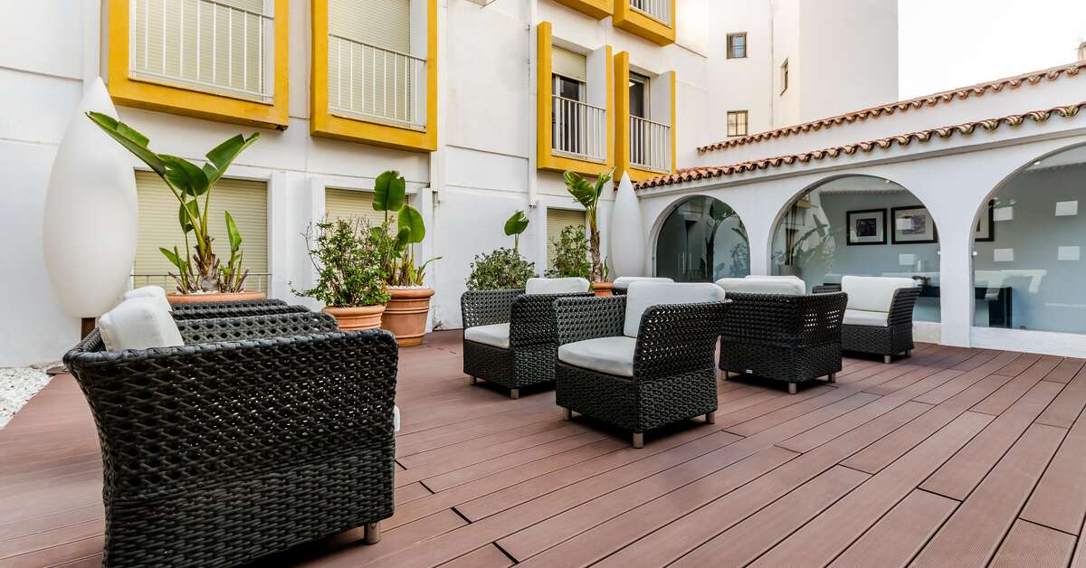 Een foto van het terras bij Senator Hotel Virgen De Los Reyes