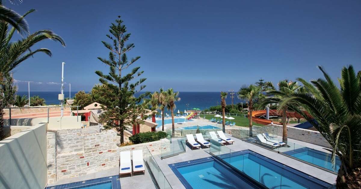 Een foto van het zwembad bij Rethymno Mare