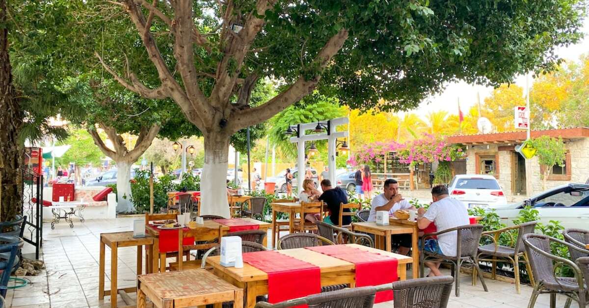 Een foto van het terras bij The Hello Hotel