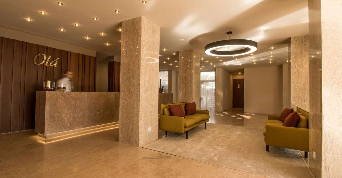 Een foto van het interieur van Girassol Hotel