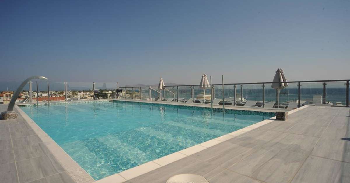 Een foto van het zwembad bij Astron Suites