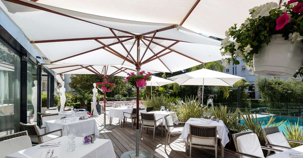 Een foto van het terras bij Hotel Le Canberra