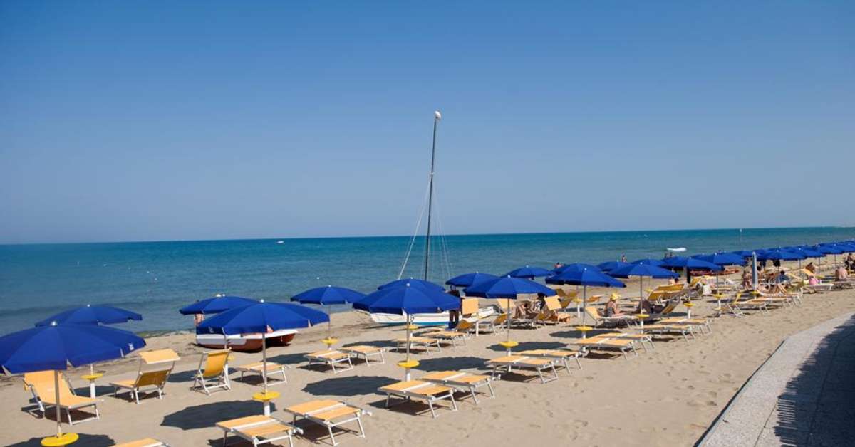 Een foto van het strand bij Park Hotel I Lecci
