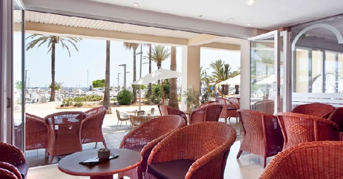 Een foto van het interieur van Bluewater Hotel