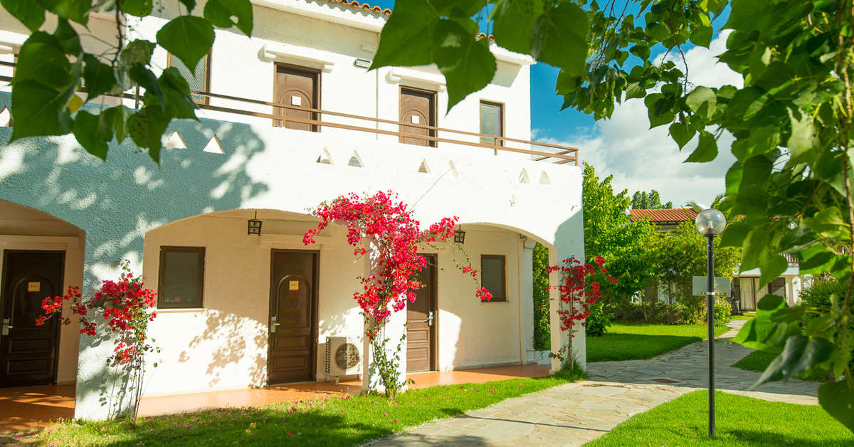 Een foto van de buitenkant van Golden Coast Hotel & Bungalows