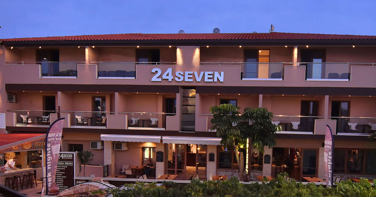 Ein Foto von der Außenansicht des 24 Seven Boutique Hotel