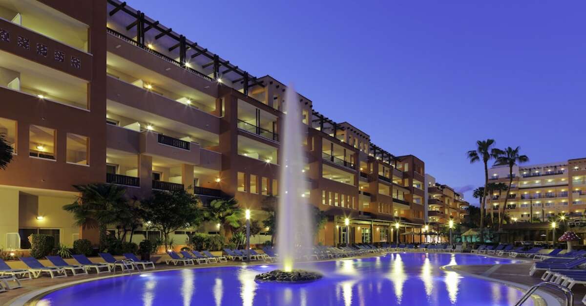 Een foto van het zwembad bij H10 Mediterranean Village