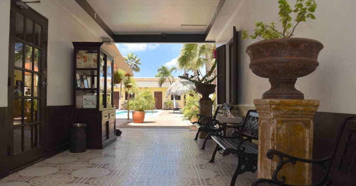 Een foto van het interieur van Arubiana Inn