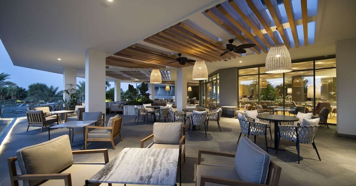 Een foto van het terras bij Miramare Beach Hotel