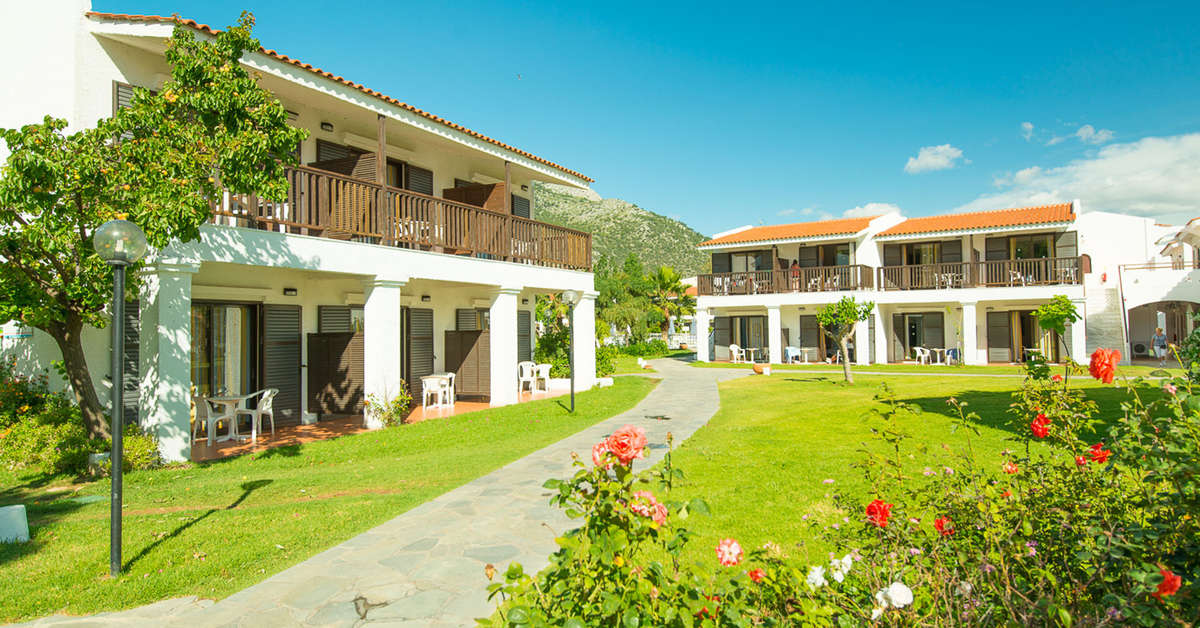 Een foto van het terras bij Golden Coast Hotel & Bungalows