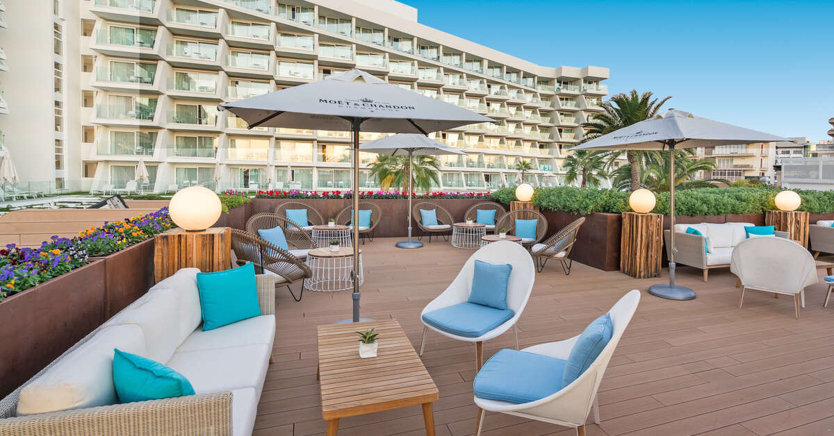 Een foto van het terras bij Iberostar Selection Playa de Palma