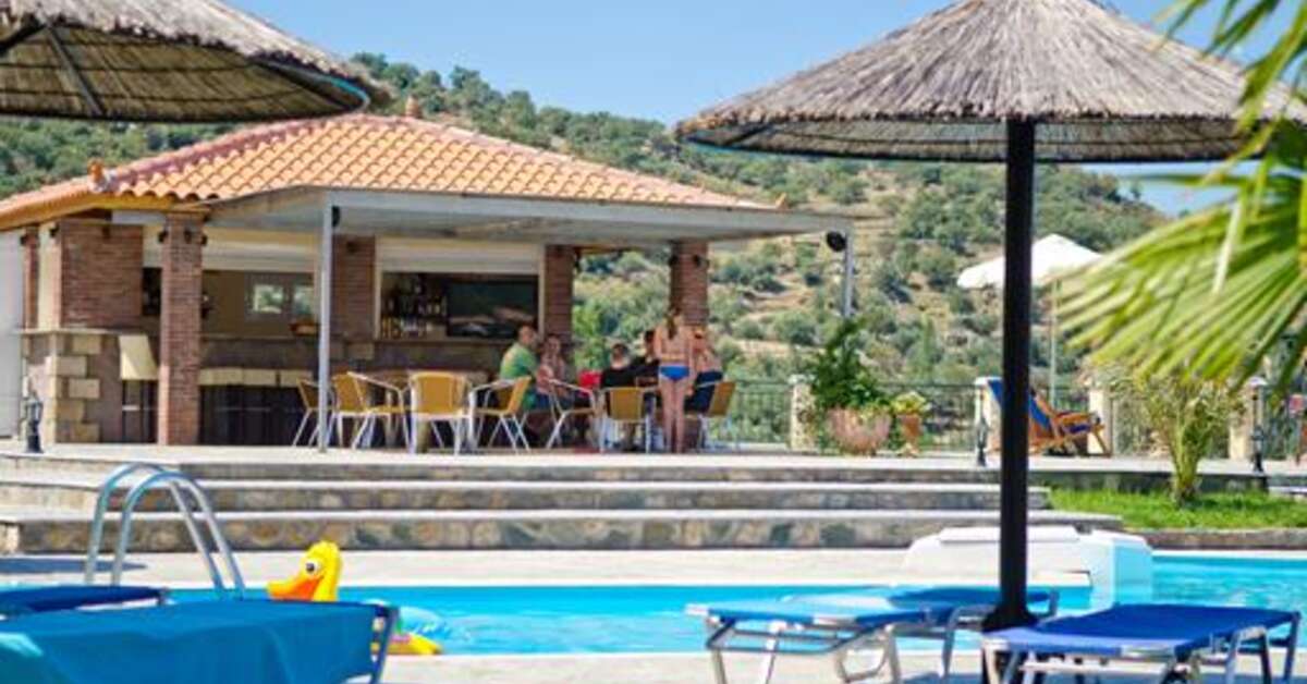 Een foto van het zwembad bij Yakinthos Garden