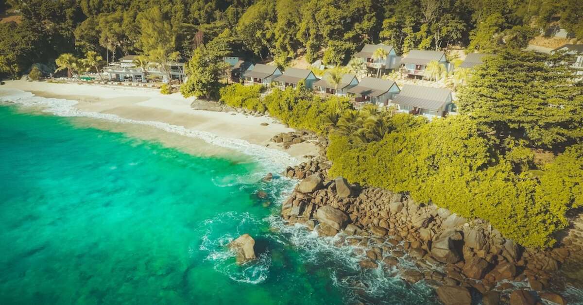 Een foto van de buitenkant van Carana Beach Hotel
