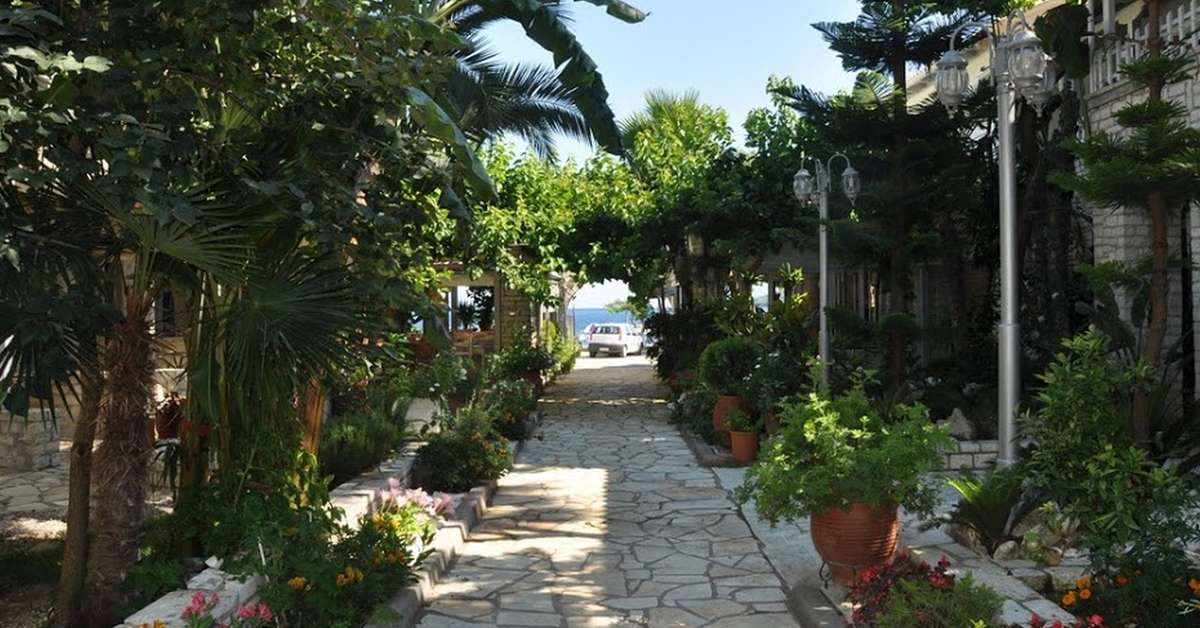 Een foto van het terras bij Rouda Bay Hotel