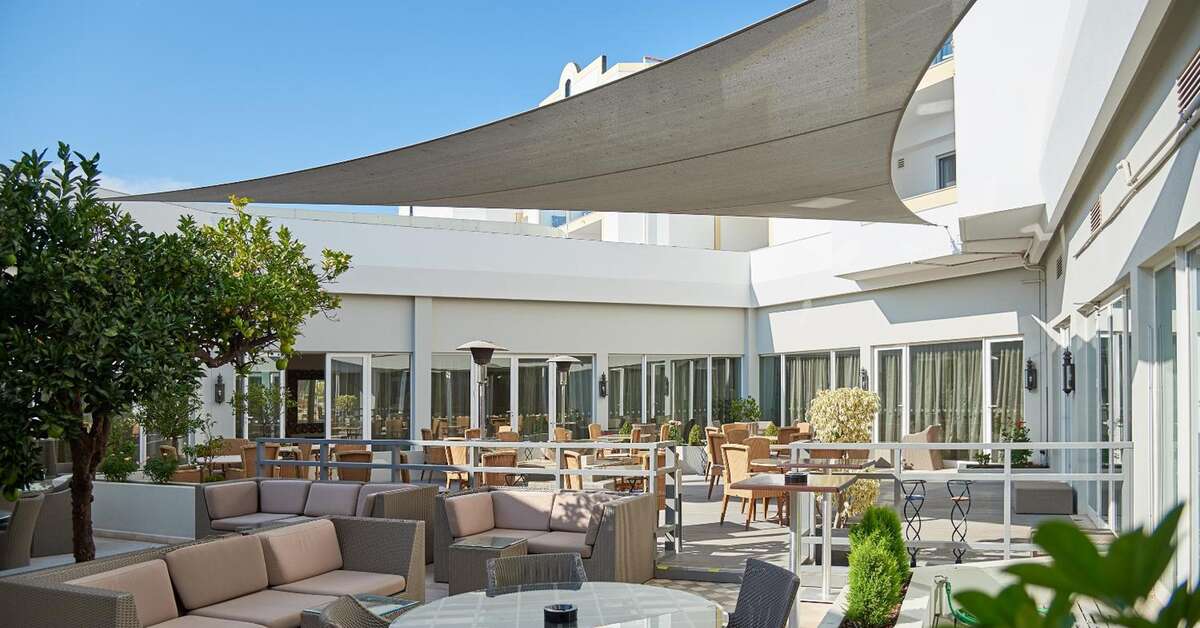 Ein Foto von der Terrasse im Dona Filipa Hotel