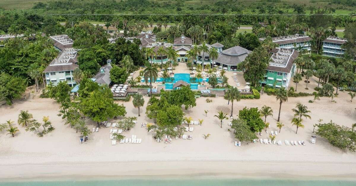 Een foto van de buitenkant van Couples Negril