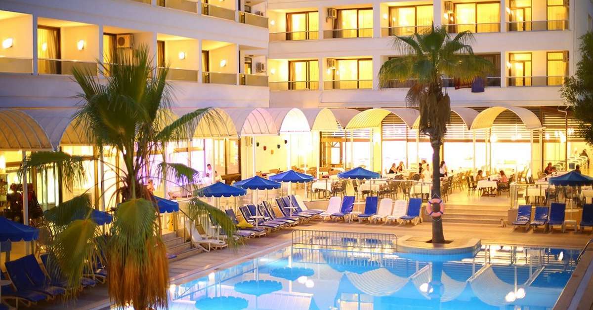 Een foto van het zwembad bij Hotel Kaya Maris
