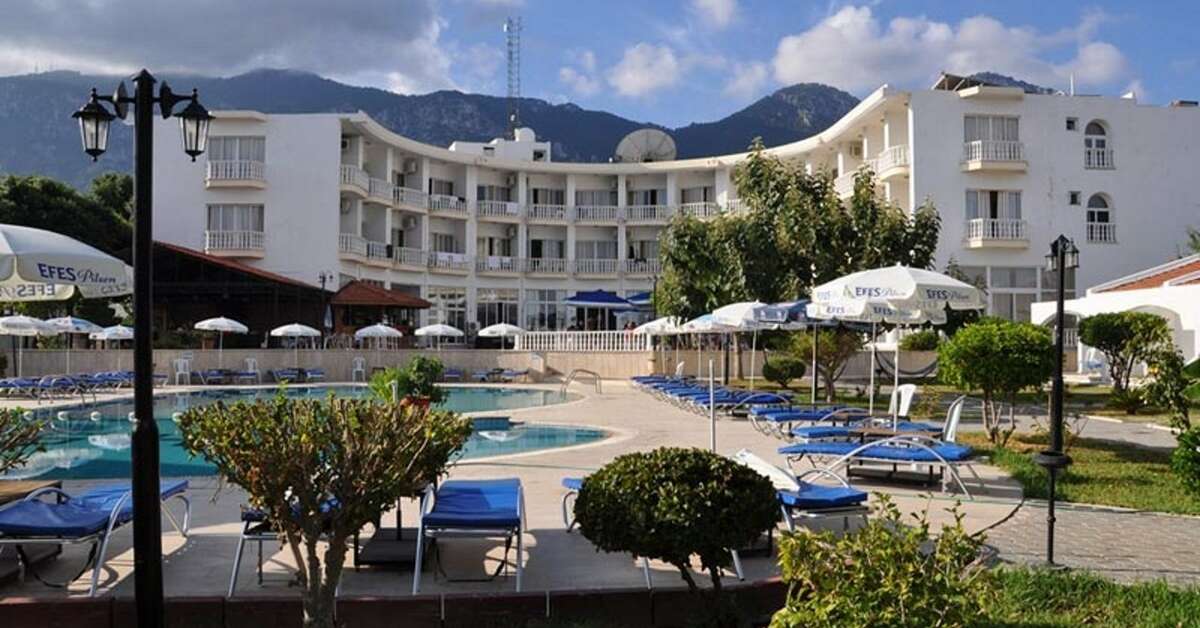 Een foto van het zwembad bij Hotel Sempati