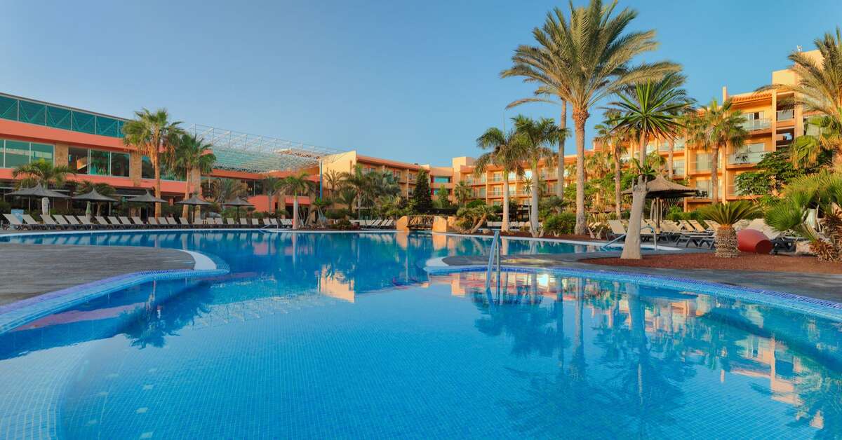 Een foto van het zwembad bij Barcelo Fuerteventura Mar