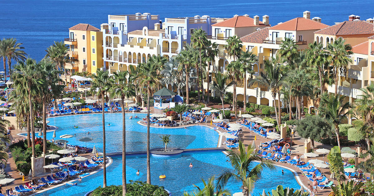 Een foto van het zwembad bij Bahia Principe Sunlight Costa Adeje