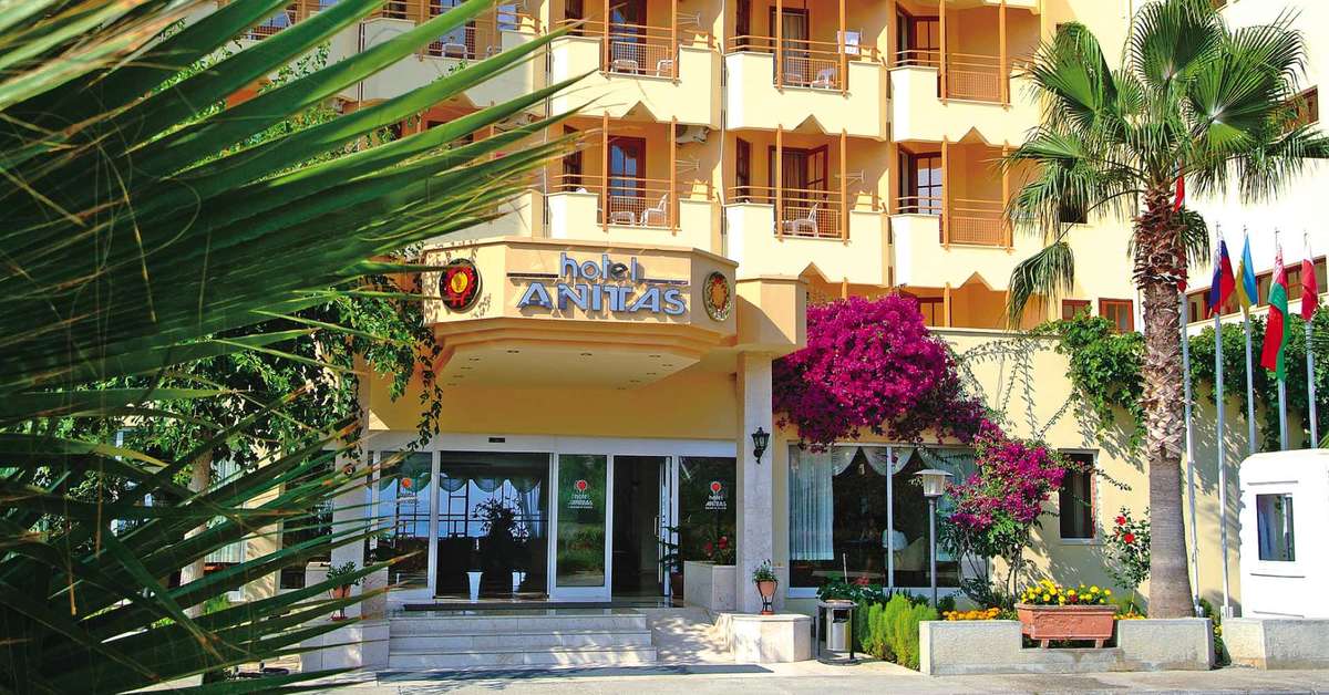 Een foto van de buitenkant van Anitas Beach Hotel