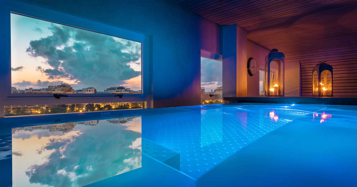 Een foto van het zwembad bij Hotel SH Valencia Palace